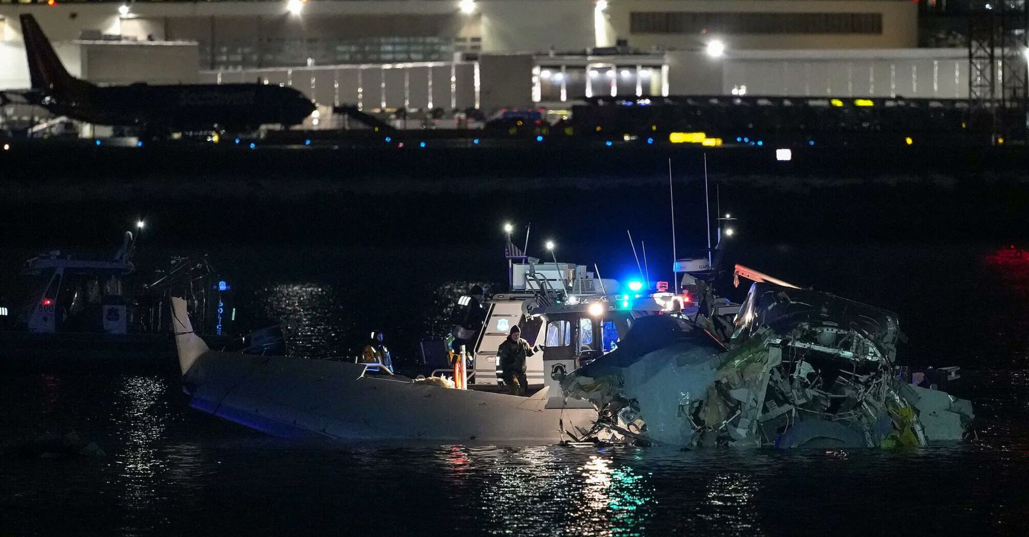 W USA samolot przewożący kilkadziesiąt osób zderzył się z helikopterem i wpadł do wody, wiele osób zginęło: wśród pasażerów byli łyżwiarze figurowi z Federacji Rosyjskiej. Zdjęcia i wideo